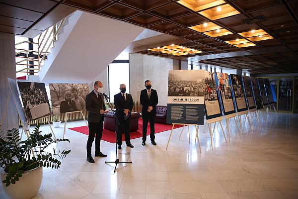 Slávnostné otvorenie výstavy Chceme slobodu! v Národnej rade SR, zľava poslanec Gábor Grendel, predseda Správnej rady ÚPN Ján Pálffy a poverený riaditeľ Centra výskumu obdobia neslobody Peter Jašek